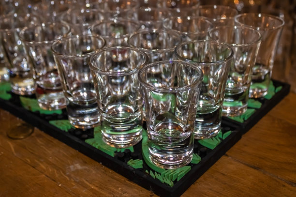 咖啡馆吧台上摆着一排小酒杯图片下载