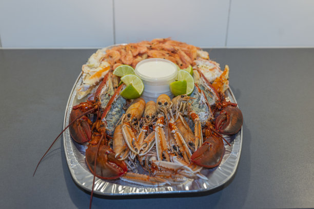 近距离观看什锦海鲜菜肴在托盘桌上。瑞典。图片下载
