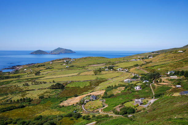 爱尔兰美丽的克里环岛的海滩、山丘和大西洋景观。是众多游客的旅游目的地图片下载