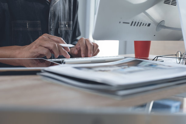 在台式电脑上工作的人图片下载