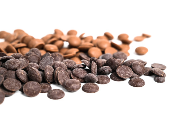 黑巧克力和牛奶夹心巧克力的特写。在白色上孤立的巧克力胼胝。巧克力制作概念图片下载