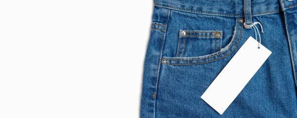 前侧口袋蓝色牛仔裤和价签近距离隔离在白色背景，横幅，模型图片下载