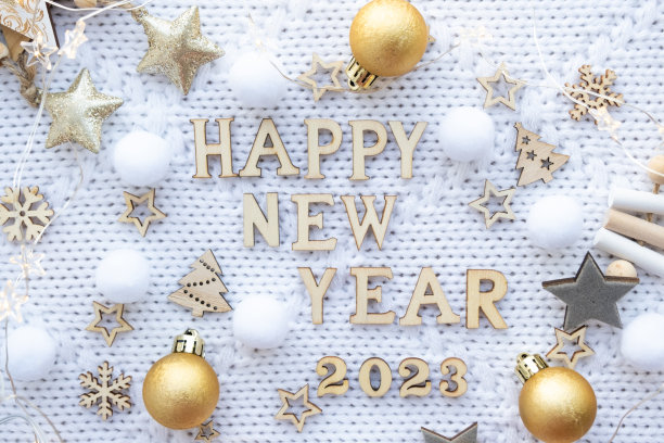 新年快乐木制字母和数字2023在节日白色针织背景与亮片，星星，花环灯。问候,明信片。日历,封面图片下载