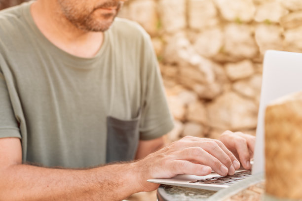 自由职业者和数字游牧民在暑假期间在笔记本电脑上工作图片下载