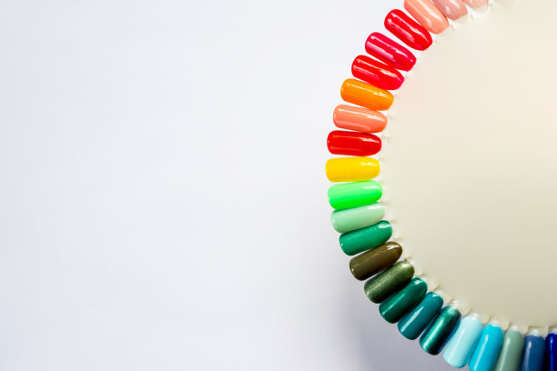 夏季美甲和指甲颜色样品。彩色美甲和收集彩色指甲油样品。美甲美容院。收集美甲用清漆样品。闪亮的颜色。图片下载