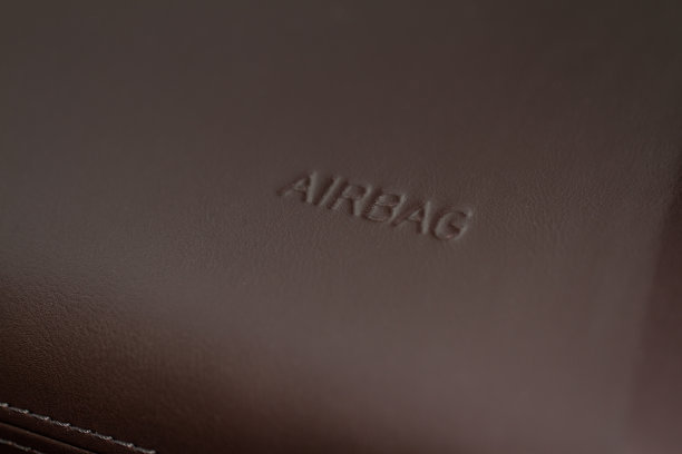 汽车安全气囊标志。汽车安全气囊特写。安全气囊安全系统符号。现代汽车内饰细节。图片下载