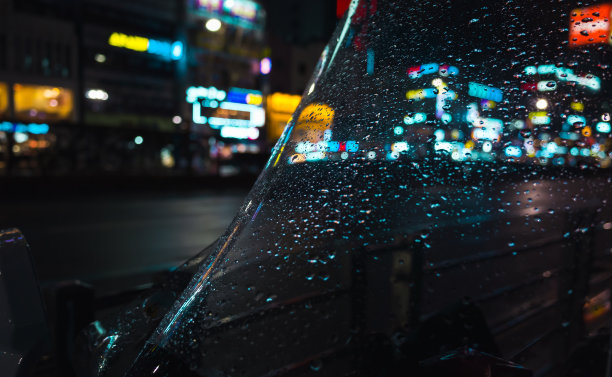 抽象的夜晚城市背景照片，模糊的路灯图片下载