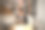 侦探在办公室的办公桌上工作，喝着咖啡，分析材料图片下载