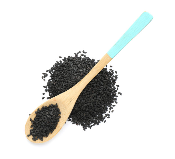 黑芝麻用木勺孤立在白色上，俯视图图片下载
