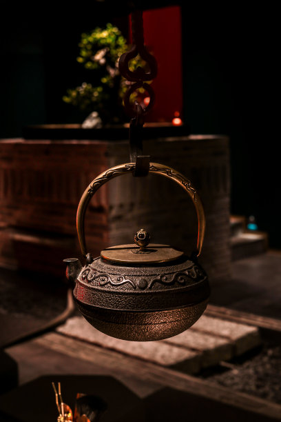 古色古香的中国茶壶在黑暗穆迪茶店图片下载