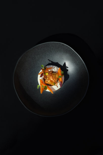 米其林星级甜品，有桃子、冰淇淋冰沙、意式奶冻和巧克力图片下载