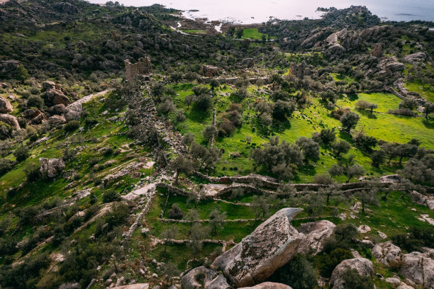 落基山上的古城墙遗址的无人机视图图片下载