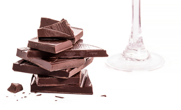 白色背景上的巧克力块，孤立的甜点，健康的概念图片下载
