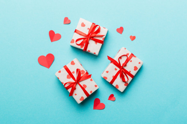 情人节作文背景:红色礼盒与蝴蝶结和爱心。圣诞礼物。从上面看。节日贺卡图片下载