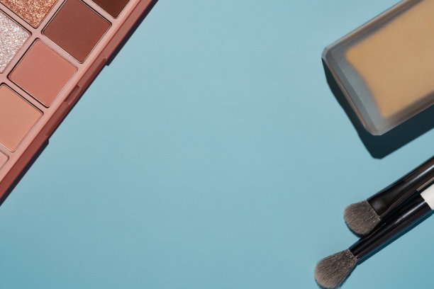 眼影化妆刷和基础背景图片下载