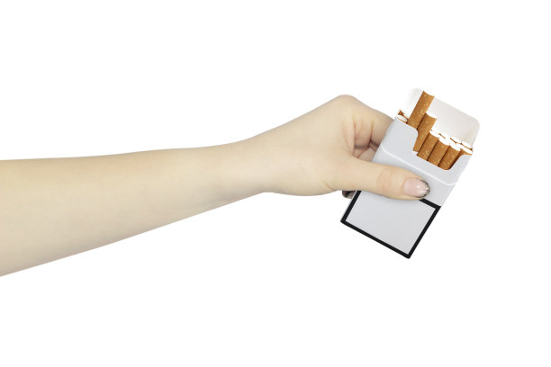 伸手拿一包香烟，赠香烟，戒烟，烟瘾图片下载