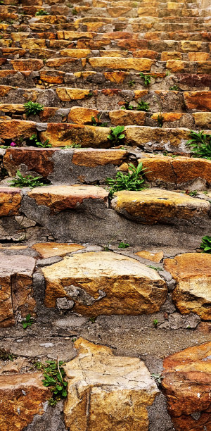 粗糙的砂岩台阶向上，象征着挑战或进步图片下载