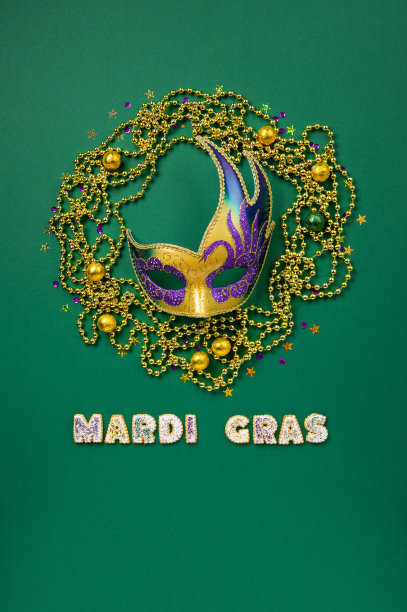 狂欢节国王蛋糕饼干，狂欢节面具，绿色背景上的金珠子。图片下载
