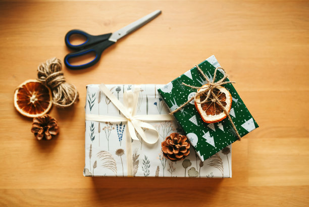 圣诞节准备-包装圣诞礼物。图片下载