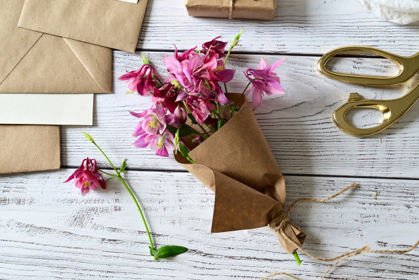 粉红色和蓝色的花，明信片，牛皮纸，麻绳。布局妇女节或母亲节，情人节，平，俯视图。图片下载