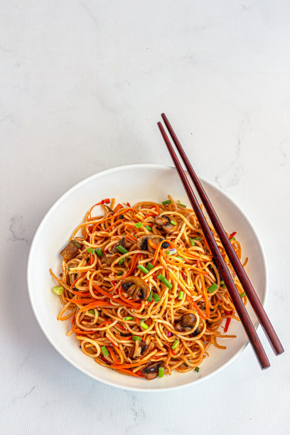 亚洲炒面在碗与筷子垂直自上而下的照片图片下载