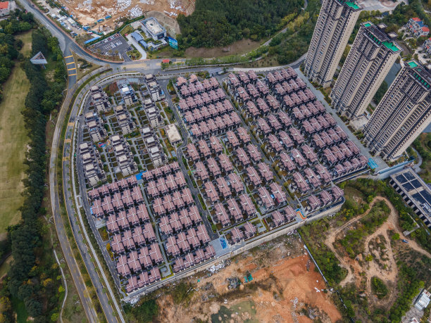 城郊新建住宅的鸟瞰图图片下载