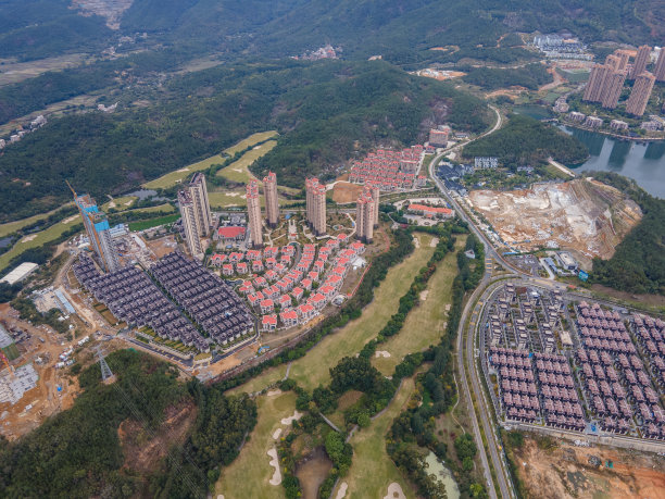 城市溪流边的别墅和高层住宅区鸟瞰图图片下载