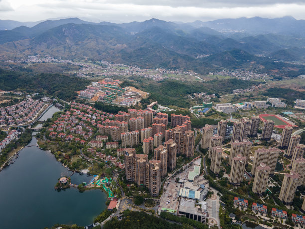鸟瞰城市溪流附近美丽的住宅建筑图片下载