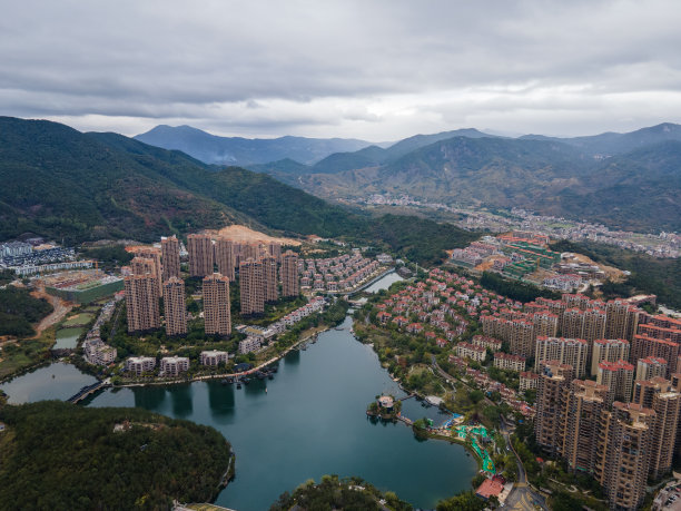 鸟瞰城市溪流附近美丽的住宅建筑图片下载