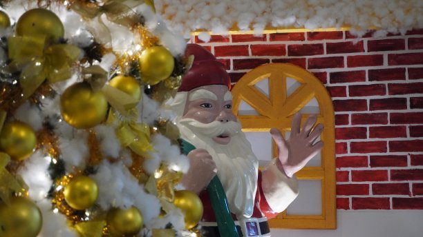 圣诞老人用云杉松树装饰圣诞雪花和轻球小窍门装饰图片下载