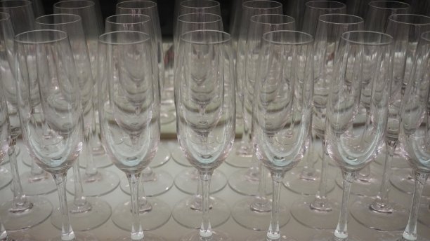 在店里和桌子上整齐地摆放高球玻璃器皿图片下载