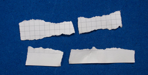 一套空白撕裂纸孤立在蓝色背景图片下载