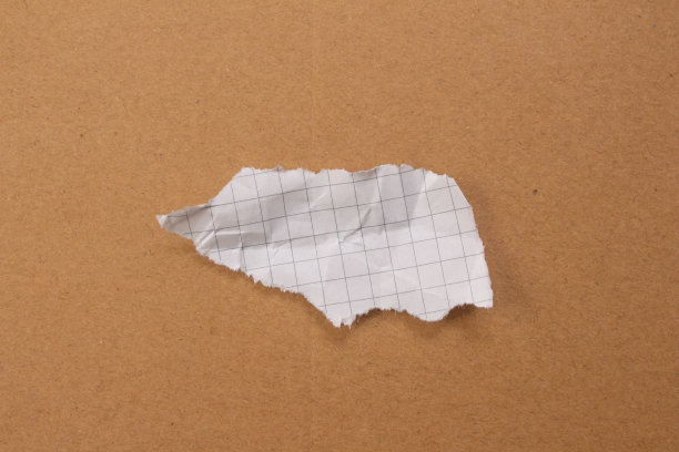 空白撕裂纸孤立在纸板背景图片下载