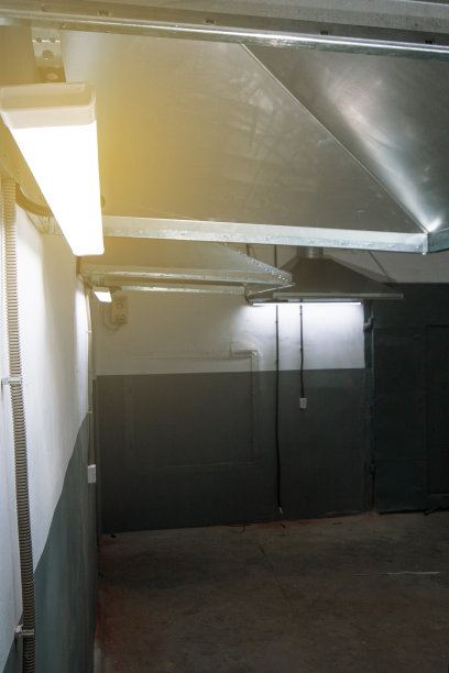 危险生产中的排气罩特写，以及空气排出系统，在安装工作后立即拍摄图片下载