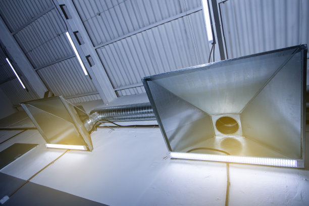 危险生产中的排气罩特写，以及空气排出系统，在安装工作后立即拍摄图片下载