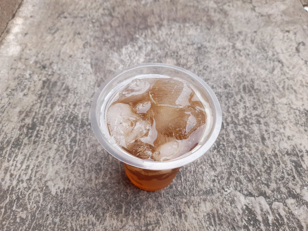 甜冰茶在玻璃顶视图与街道纹理背景。图片下载