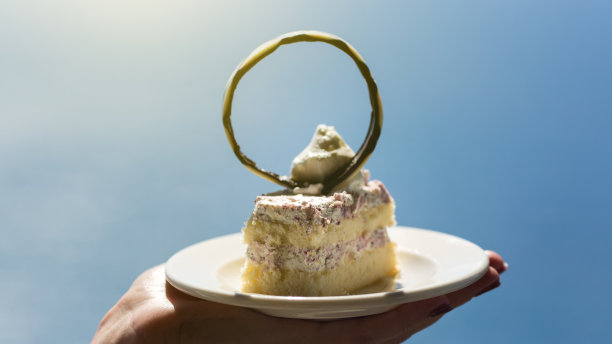 一位女士正在品尝一个装饰有巧克力环的漂亮蛋糕图片下载