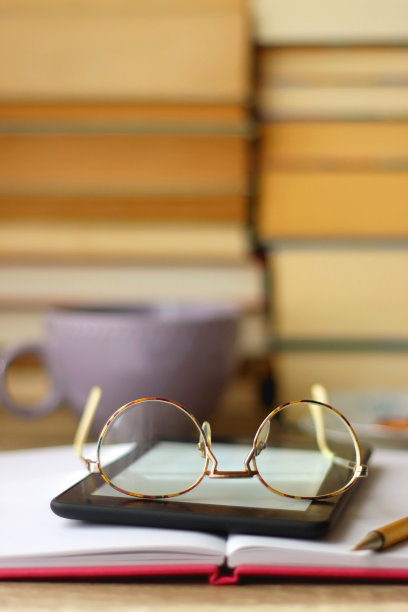 采购产品笔记本，书籍，平板电脑，眼镜，电话，茶，饼干和蜡烛图片下载