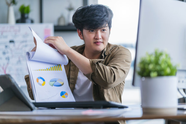 聪明积极微笑亚洲男性商人视频会议远程工作讨论关于战略商业规划新的创业思路概念，商务会议在线pc电脑图片下载