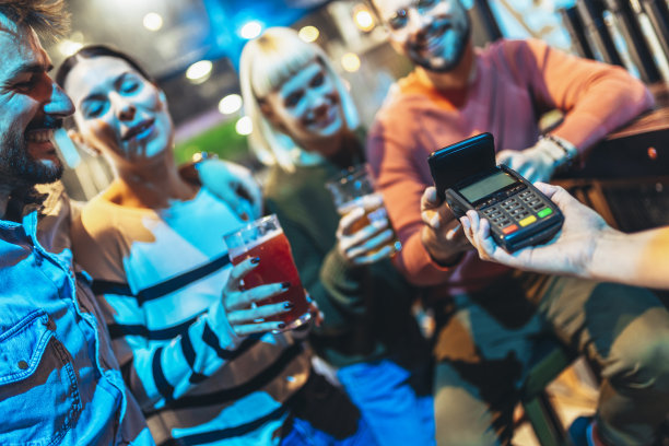 酒吧里形形色色的朋友用手机支付图片下载
