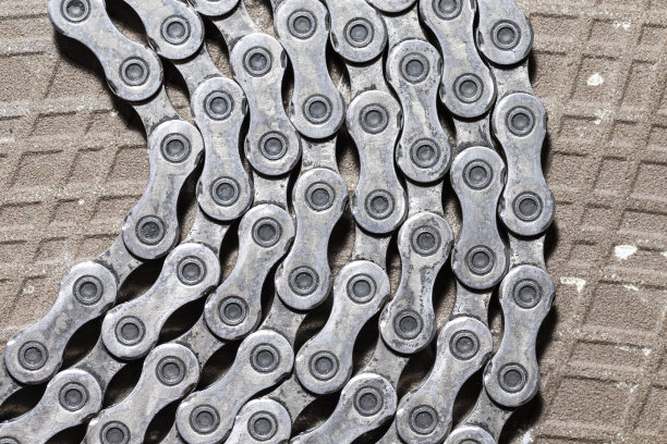特写闪亮的肮脏的油腻的油自行车链作为金属自行车设备的一部分瓷砖石质背景与对比细节图片下载