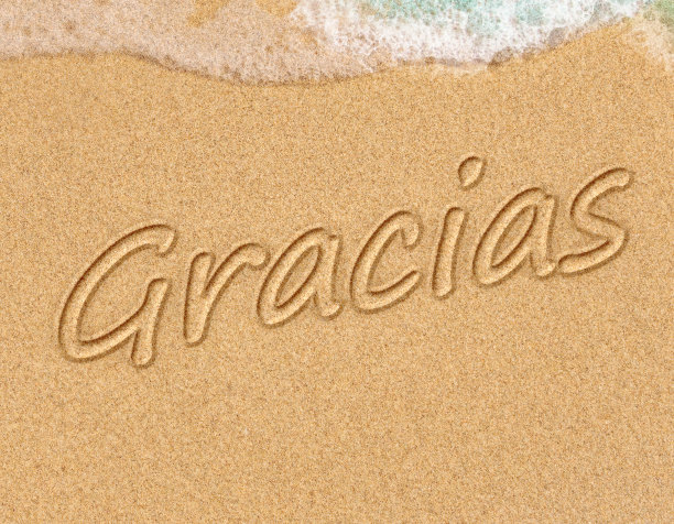 在沙滩上的沙滩上，大海冲刷着海岸图片下载