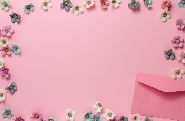 一个干净的粉红色信封和粉红色背景上画框形式的彩色花朵图片下载
