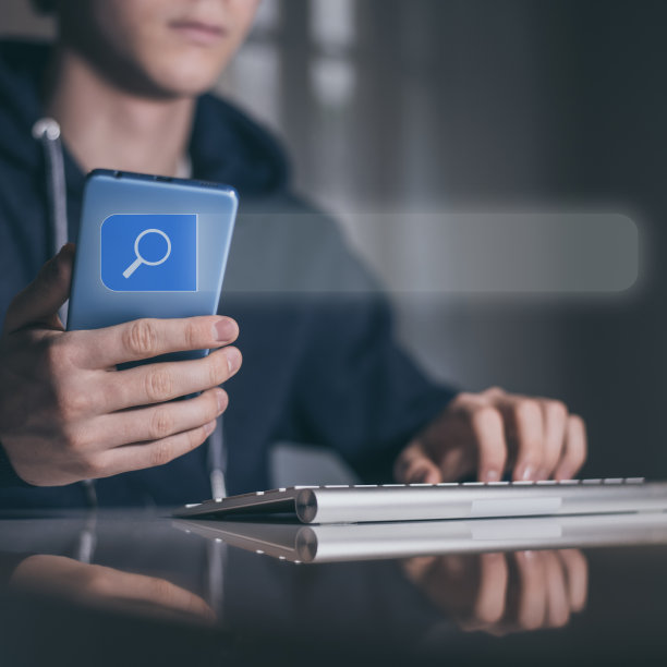 男孩使用电脑和智能手机上网搜索。搜索引擎栏。浏览互联网的概念。图片下载