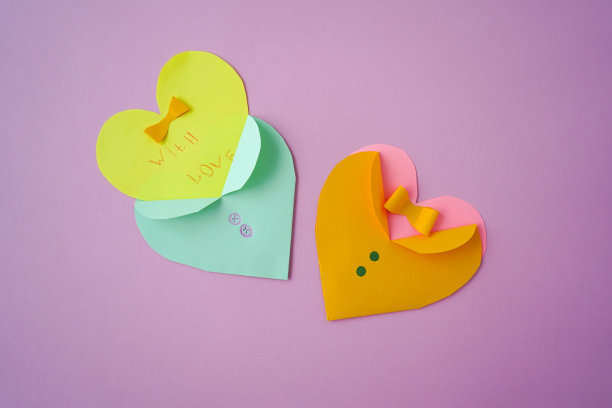 用彩纸DIY节日贺卡，心形作为情人节礼物图片下载