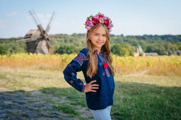 女孩穿着民族服饰，戴着花环图片下载