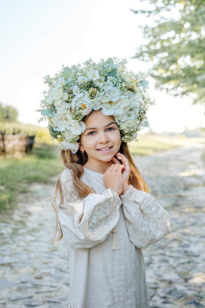 女孩穿着民族服饰，戴着花环图片下载