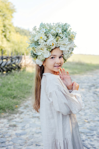 女孩穿着民族服饰，戴着花环图片下载