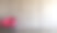 红色沙发在房间的左边，有墙壁和木地板图片下载