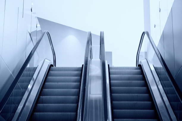 机场现代化豪华自动扶梯，带楼梯图片下载